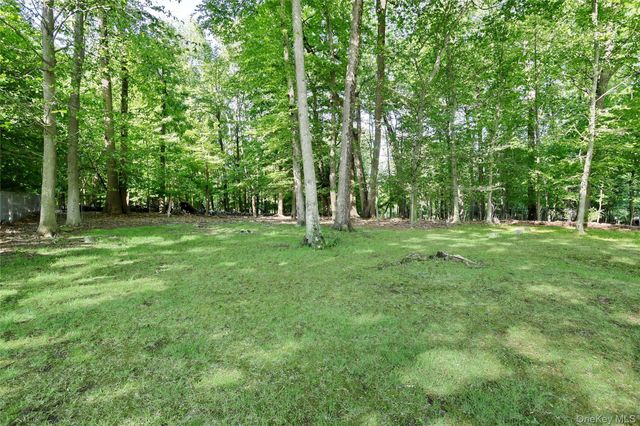 17 Twin Lakes Drive, Airmont, NY 10952