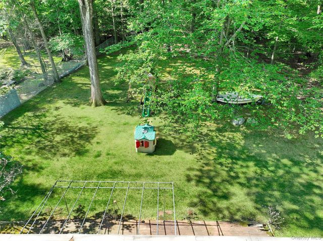 17 Twin Lakes Drive, Airmont, NY 10952