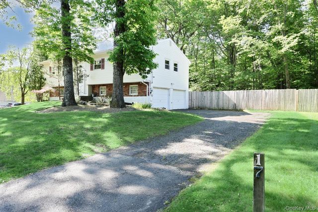 17 Twin Lakes Drive, Airmont, NY 10952