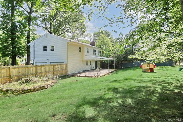 17 Twin Lakes Drive, Airmont, NY 10952