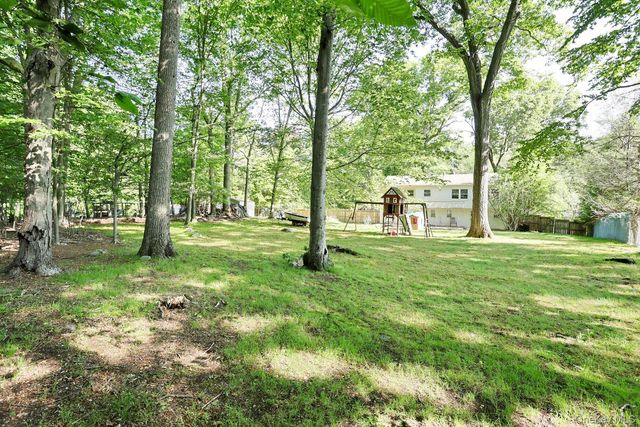 17 Twin Lakes Drive, Airmont, NY 10952