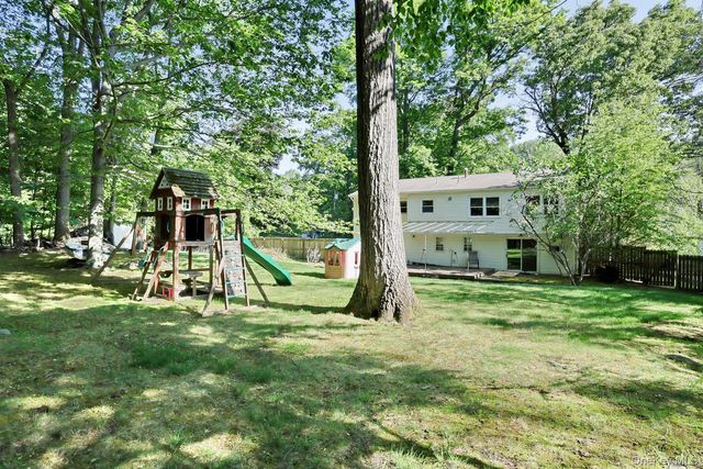 17 Twin Lakes Drive, Airmont, NY 10952