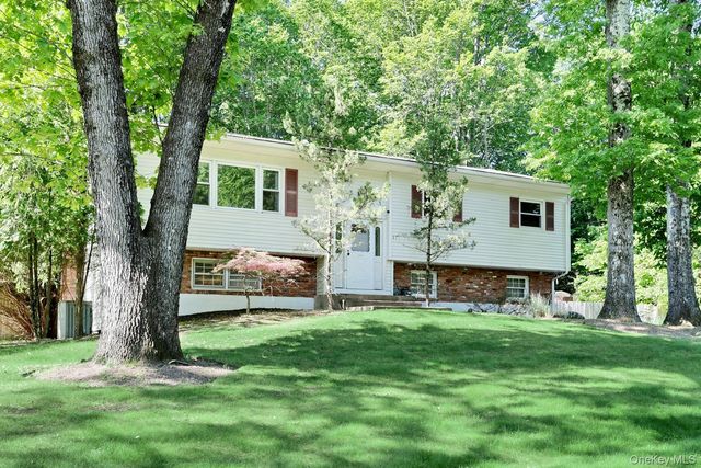 17 Twin Lakes Drive, Airmont, NY 10952