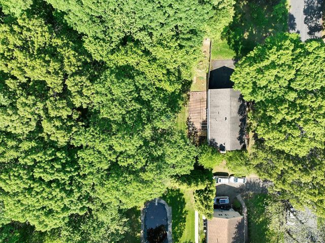 17 Twin Lakes Drive, Airmont, NY 10952