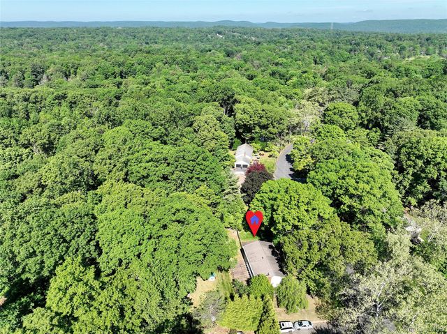 17 Twin Lakes Drive, Airmont, NY 10952