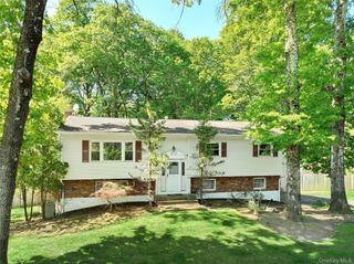 17 Twin Lakes Drive, Airmont, NY 10952