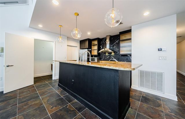 1002 CHANNELSIDE DRIVE 3C, Tampa, FL 33602