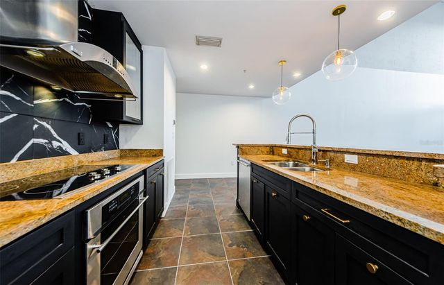 1002 CHANNELSIDE DRIVE 3C, Tampa, FL 33602