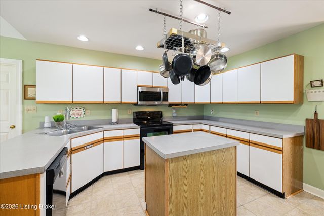 609 Berwyn Dr, Louisville, KY 40223
