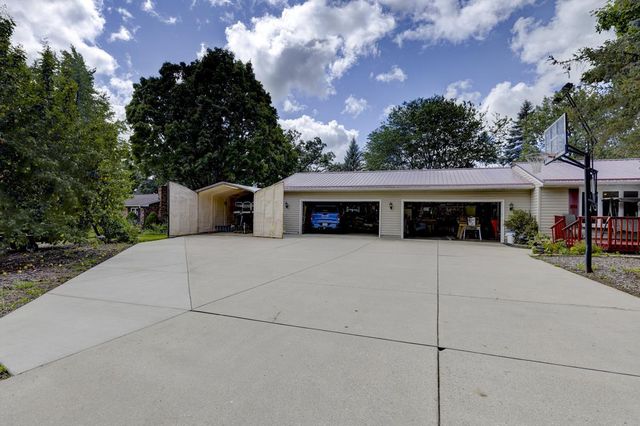 2765 Oak Knoll Lane, Stoughton, WI 53589