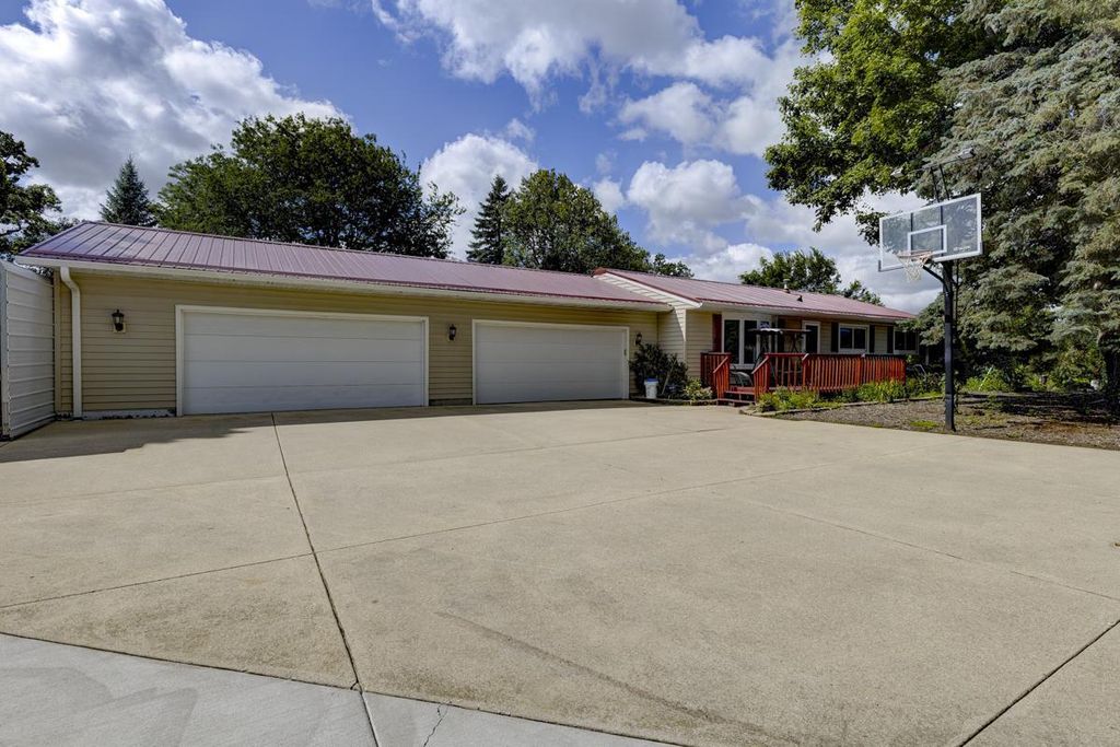 2765 Oak Knoll Lane, Stoughton, WI 53589