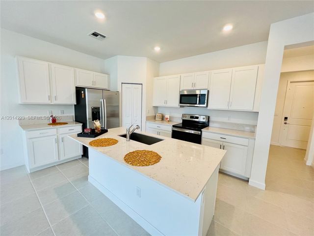 6923 Harbours Edge Ave, Lake Worth, FL 33467