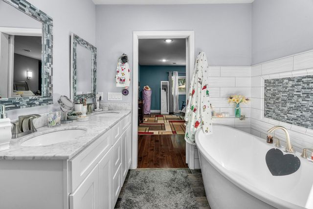 10727 Braewood Circle, Bloomington, MN 55437