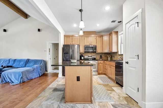 1058 Daviot DR, Spicewood, TX 78669
