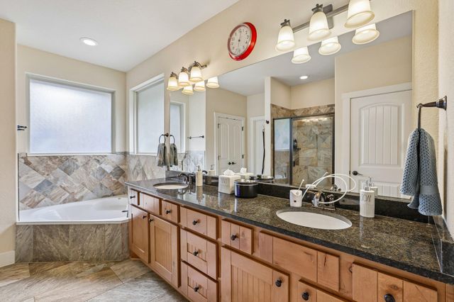 1058 Daviot DR, Spicewood, TX 78669