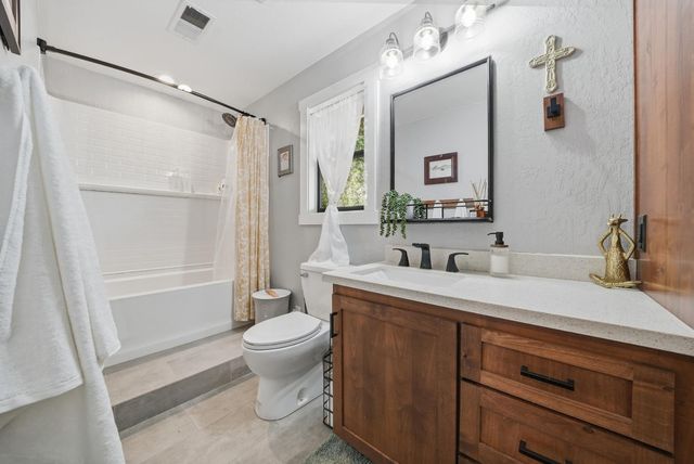 10376 Tabeaud Rd, Pine Grove, CA 95665