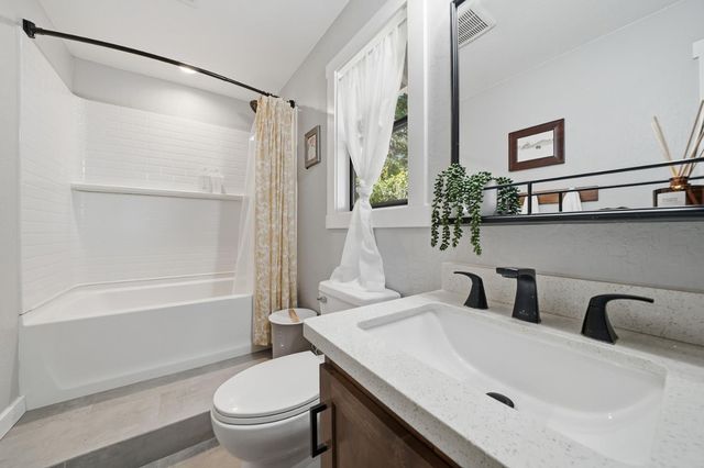 10376 Tabeaud Rd, Pine Grove, CA 95665