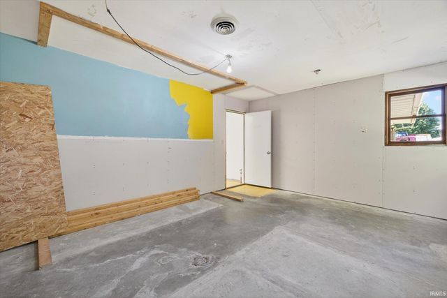 2082 W State Rd 54, Bloomfield, IN 47424