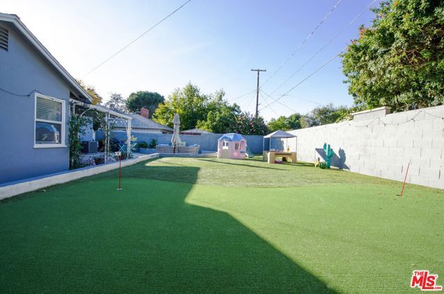 17437 Stagg Street, Northridge (los Angeles), CA 91325