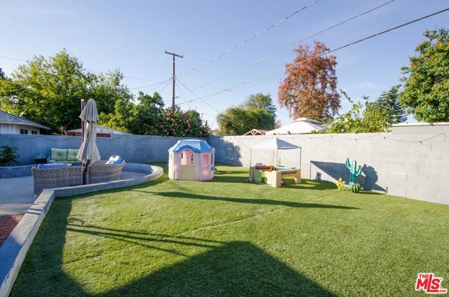 17437 Stagg Street, Northridge (los Angeles), CA 91325