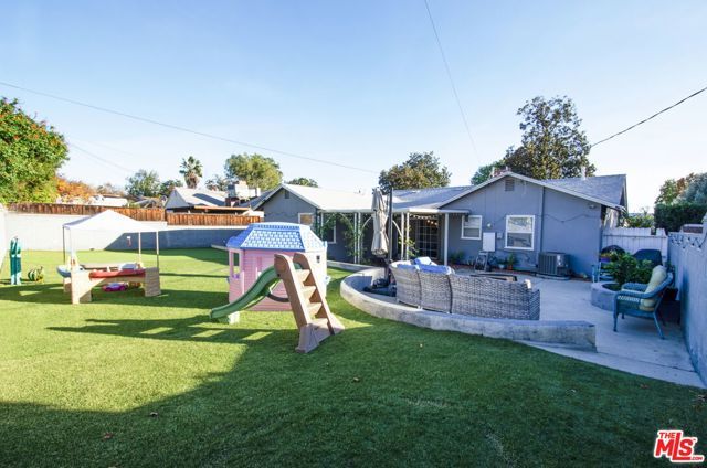 17437 Stagg Street, Northridge (los Angeles), CA 91325