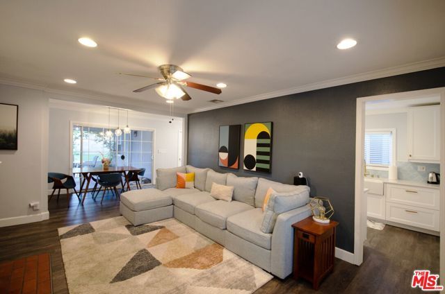 17437 Stagg Street, Northridge (los Angeles), CA 91325