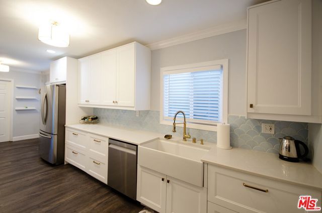 17437 Stagg Street, Northridge (los Angeles), CA 91325