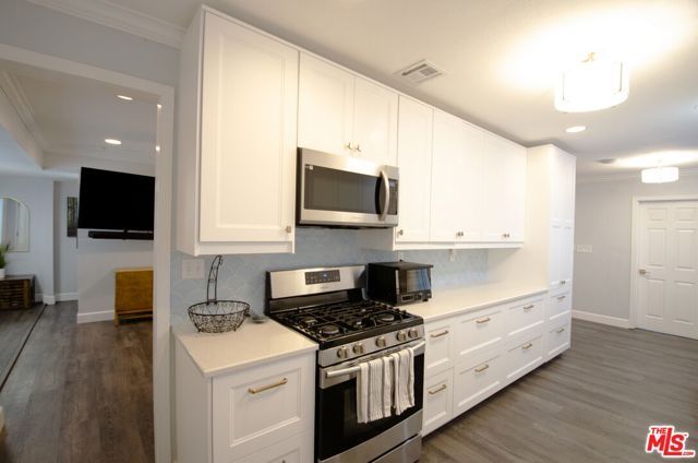 17437 Stagg Street, Northridge (los Angeles), CA 91325