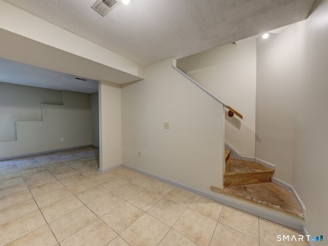 24 Nutmeg Court 24, West Hartford, CT 06110