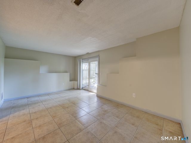 24 Nutmeg Court 24, West Hartford, CT 06110