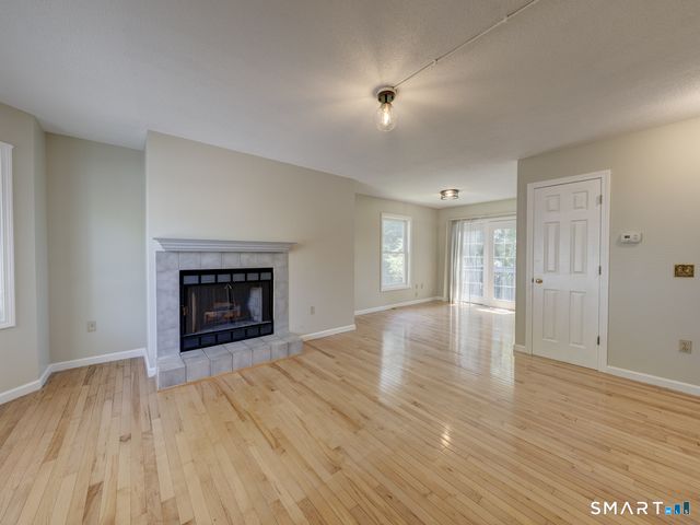 24 Nutmeg Court 24, West Hartford, CT 06110
