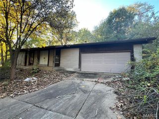 905 Roussilon Court, St Louis, MO 63135