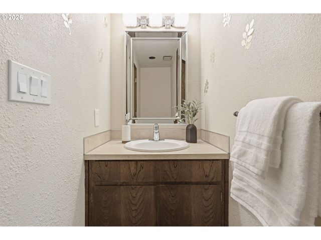 17941 MEADOWLARK Ln, Lake Oswego, OR 97034