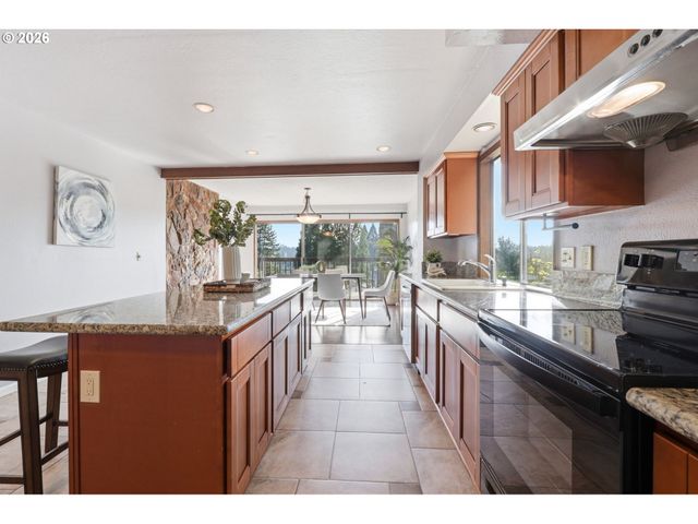 17941 MEADOWLARK Ln, Lake Oswego, OR 97034