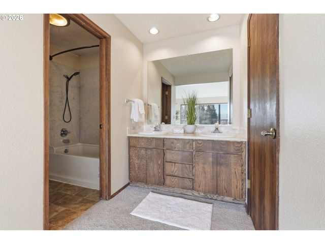 17941 MEADOWLARK Ln, Lake Oswego, OR 97034