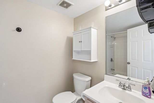 7335 OAKWOOD Avenue 2F, Lyons, IL 60534