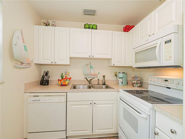 12 Vista Palm Lane 103, Vero Beach, FL 32962