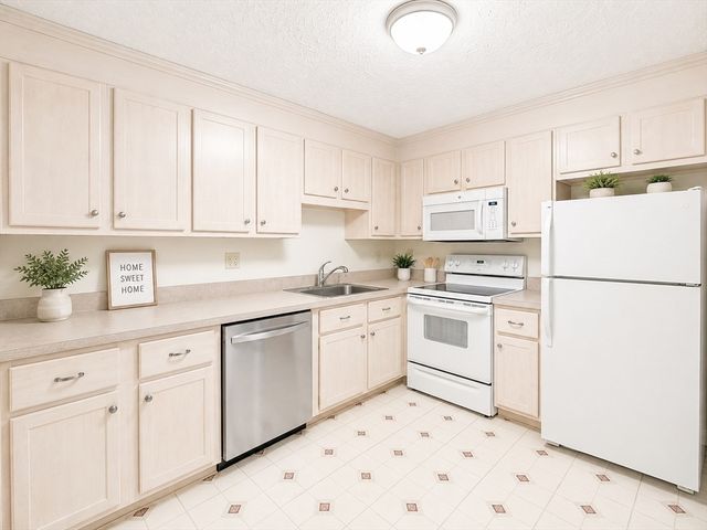 53 Swanson Ct 33C, Boxborough, MA 01719
