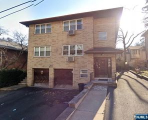 5 Hooks Lane, Edgewater, NJ 07020