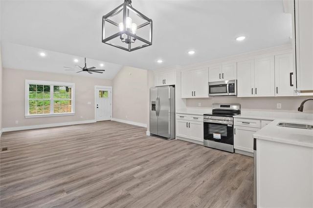 141 Azalea St sw, Calhoun, GA 30701