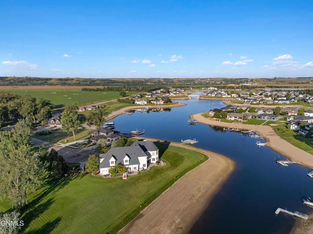 4910 Lakewood Drive SE, Mandan, ND 58554