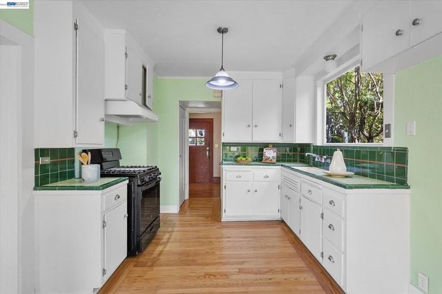 2114 Marin Ave, Berkeley, CA 94707