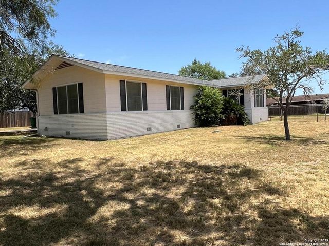 702 Esplanade, Karnes City, TX 78118