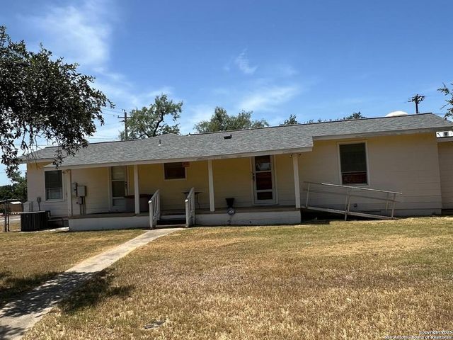 702 Esplanade, Karnes City, TX 78118