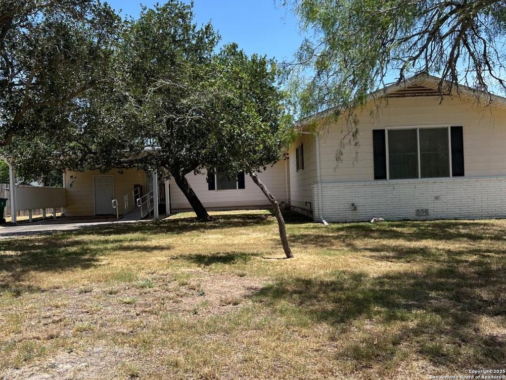 702 Esplanade, Karnes City, TX 78118