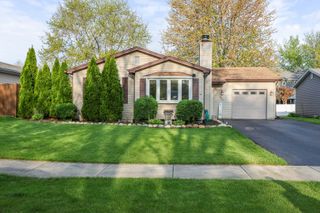 302 Pin Oak Drive, North Aurora, IL 60542