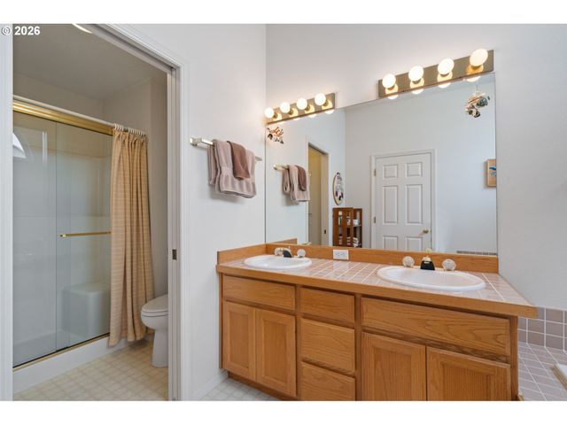 5799 LANGFORD Ln, Lake Oswego, OR 97035