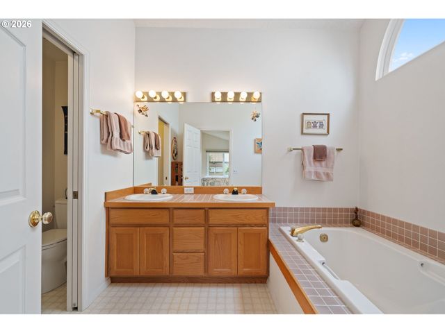 5799 LANGFORD Ln, Lake Oswego, OR 97035