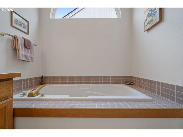 5799 LANGFORD Ln, Lake Oswego, OR 97035
