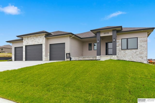 9910 Cimarron Street, Papillion, NE 68046